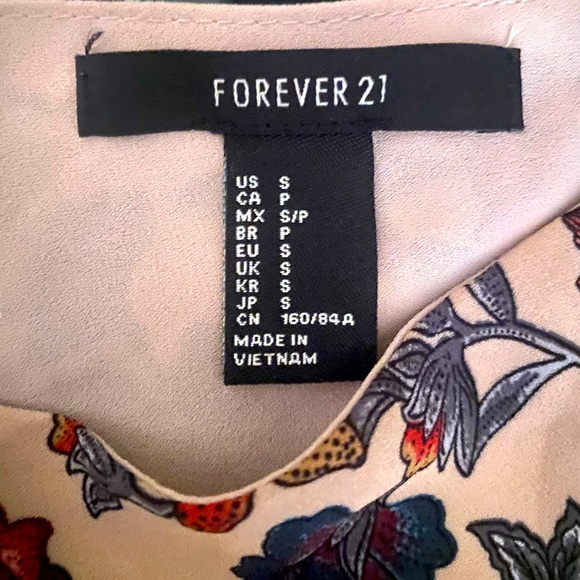 Flared sleeve shirt. Flower print, ties at the back, cropped. Forever 21 - Picture 3 of 3